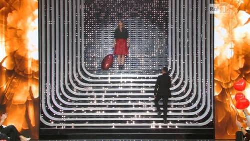 Sanremo, Paola Perego come Nicole Kidman sulla scalinata di Sanremo