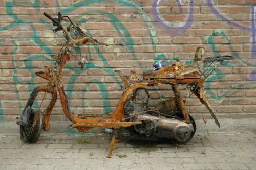 Il Comune paga 24mila euro per un motorino abbandonato da 33 anni