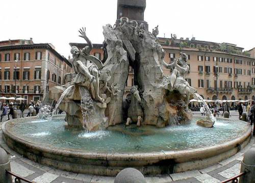 Roma, tifoso inglese si tuffa nudo nella fontana del Bernini