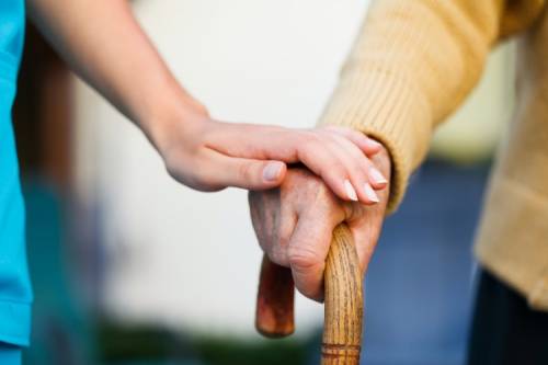 Anziani soli e depressi: in 5 mila sposano le badanti