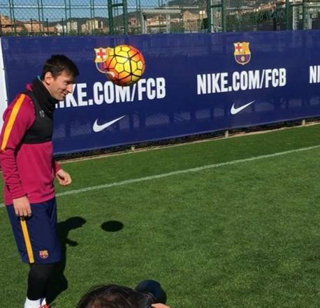 Eros Ramazzotti palleggia con Messi