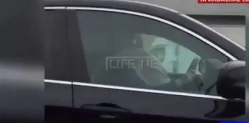 Fanno sesso in auto mentre lui è alla guida