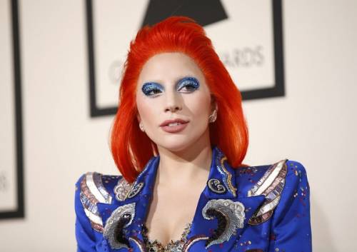 Lady Gaga: capelli rosso fuoco per i Grammy 2016, foto