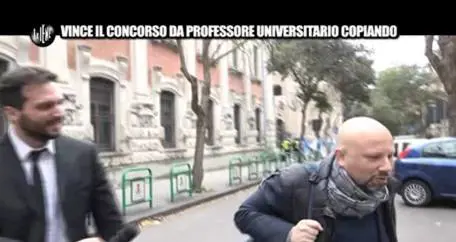Vince il concorso di professore. Ma le Iene lo smascherano: "Ha copiato da altri libri"