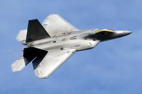 Gli Usa riducono i raid in Siria, in pattugliamento solo gli F-22