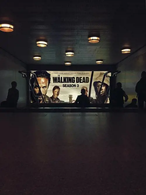 Sente spari e urla dai vicini e chiama la polizia: era The Walking Dead in TV
