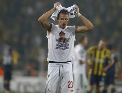 Dmitri Tarasov esibisce una maglietta con Putin