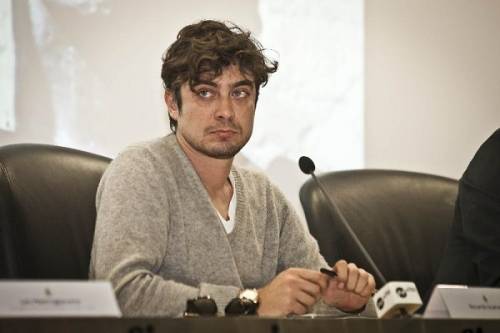 Malore per Scamarcio, ricoverato in ospedale