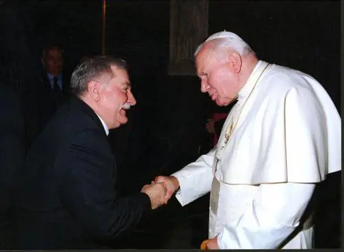 "L'ex leader anticomunista Walesa era un informatore del Kgb"