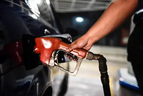 Lo strano addebito sulle carte quando si fa benzina