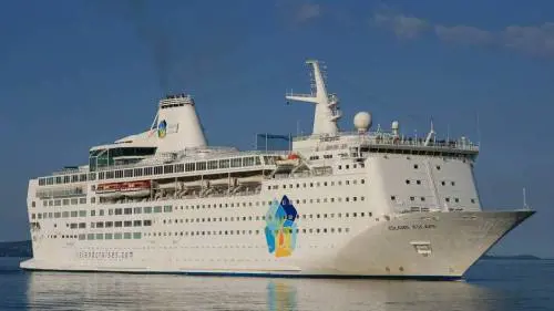 La "Ocean Gala" quando ancora si chiamava "Island Escape": ora ospiterà i migranti