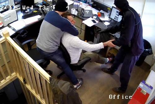 Ladri lo strangolano per rubargli il Rolex