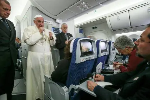 Il Papa: "Unioni gay? Non m’immischio". Poi attacca Trump: "Non è un cristiano"