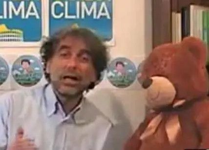 Masha e Orso fanno campagna elettorale per un antiberlusconiano
