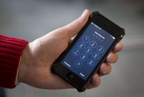 iPhone terrorista, verso una legge per imporre lo sblocco ad Apple