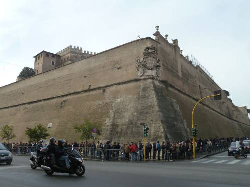 Turisti in visita ai Musei Vaticani: ladri in azione sulle loro auto