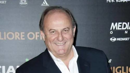 "Calore e coinvolgimento" dietro la grafia di Gerry Scotti