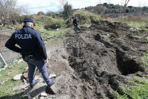Napoli, studenti si scattano i "selfie" dove è stato trovato un morto
