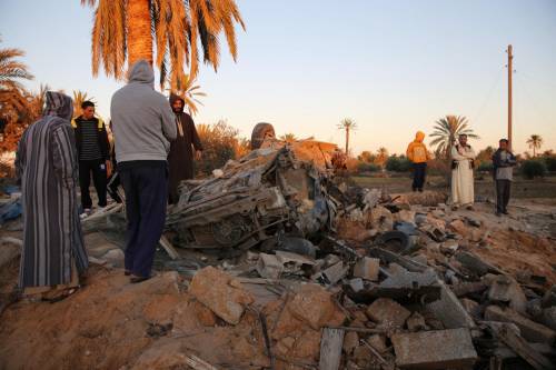 Le macerie dopo lo strike americano ad ovest di Sabrata, in Libia