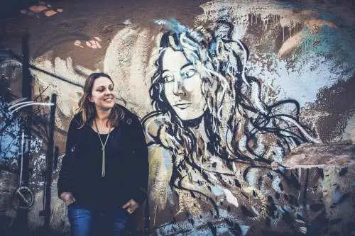 Per il New York Times è un'artista geniale, in Italia viene multata