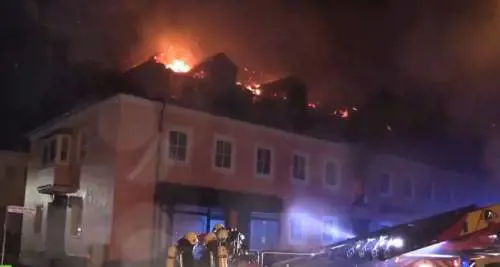 Germania, fiamme in un centro profughi. La folla cerca di fermare i vigili