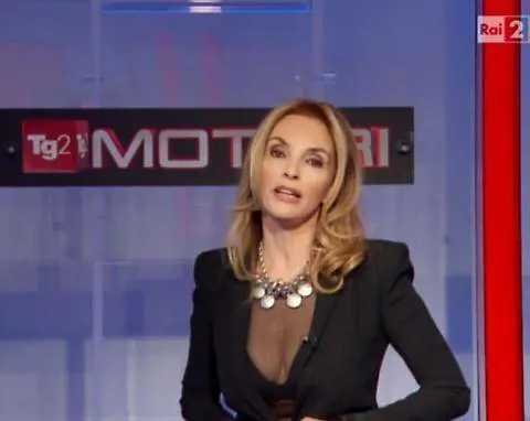 La scollatura della giornalista in diretta su Rai Due