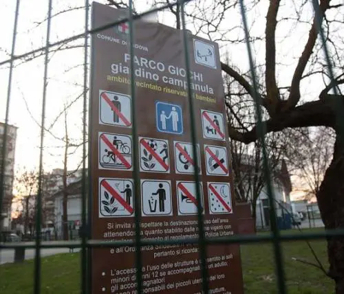 Anziano cacciato dal parco: "Non sei accompagnato da un bambino"