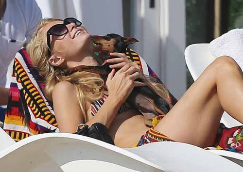 Paris Hilton festeggia il compleanno in bikini