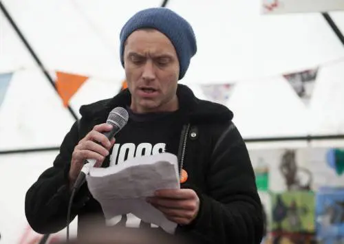 Migranti, Jude Law visita campo profughi a Calais