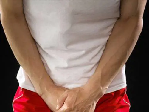 I sessuologi: "Ecco perché gli uomini si grattano i testicoli"