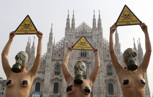 Milano, la protesta in topless contro le pellicce