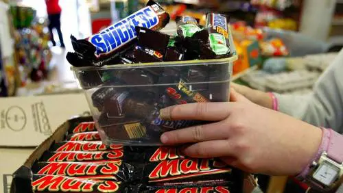 Mars ordina maxi-ritiro di dolci in 55 Paesi: "Plastica in una barretta"