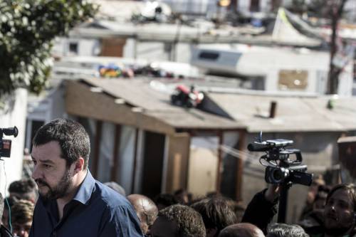 Salvini fra le baracche dei rom: "Da incivili vivere in un campo"