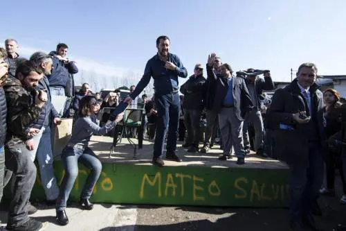 Salvini fra le baracche dei rom: "Da incivili vivere in un campo"