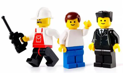 Lego cambia i connotati ai personaggi. Invece del papà, spunta il mammo
