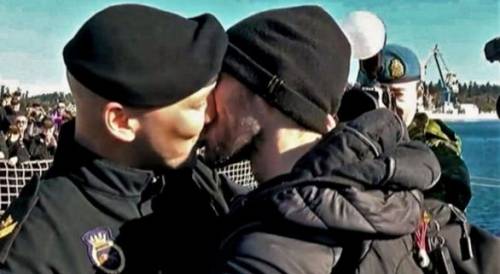 Il bacio gay che sconvolge i militari e il Canada
