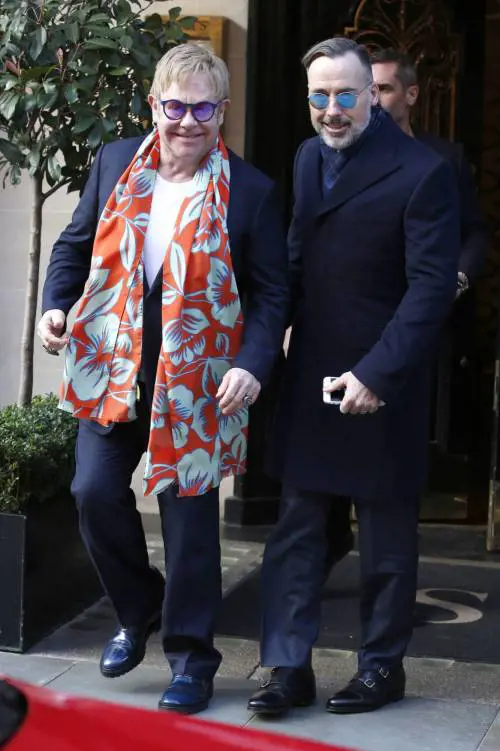 Elton John fa pace con la madre purché resti fuori dalla sua vita