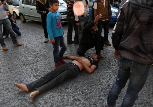 Atene, migranti provano a impiccarsi in centro