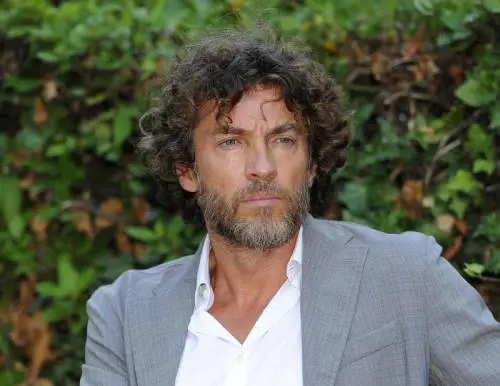 Alessio Boni vuole un figlio: "Sono single, vorrei adottarlo"