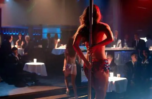 Di giorno si fingeva disabile e di notte faceva la ballerina di lap dance 