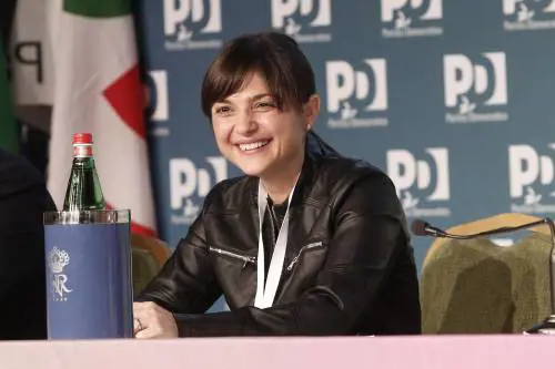 Gonfia, oscura e sintetizzata. Cosa dice la firma della Serracchiani