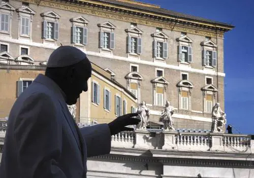 Pasqua, la mossa di Bergoglio: lavanda dei piedi agli immigrati