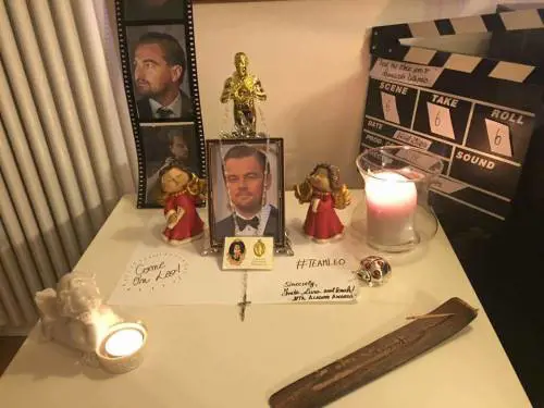 Gli Oscar iniziano con gli sfottò a Leonardo DiCaprio