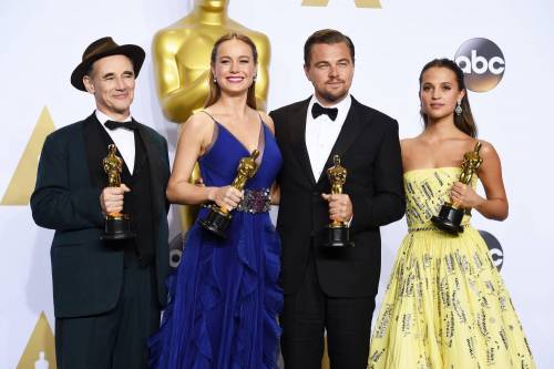 Oscar, i vincitori stringono le statuette