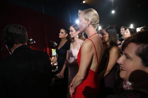 Oscar 2016, Charlize Theron in rosso toglie il fiato