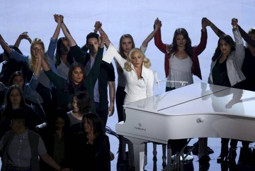 Oscar: Lady Gaga con le vittime di abuso sessuale