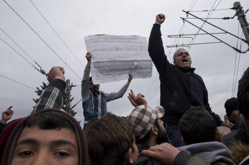 I migranti vanno all'assalto del muro di confine tra Grecia e Macedonia