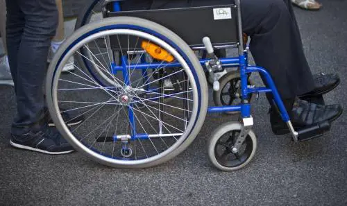 Cassiere del supermercato vede un disabile e gli augura la morte