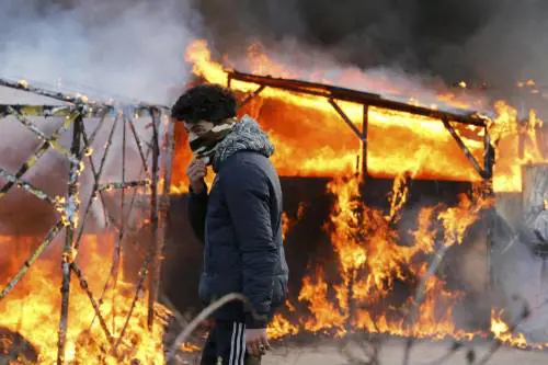 Sospeso lo sgombero della "Giungla" Scontri tra polizia e migranti a Calais