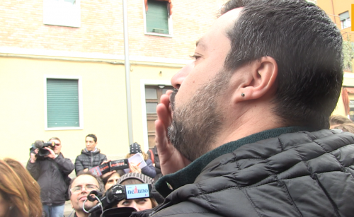 Salvini contestato dagli occupanti: "Dove c'è la sinistra accadono follie"